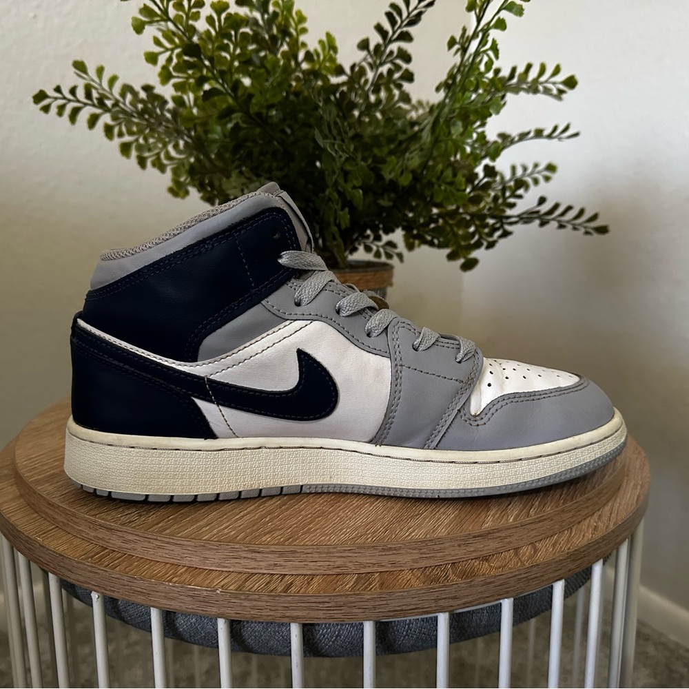 Jordan | Youth Size 7 Jordan 1 Mid Tops - Picture 3 of 16